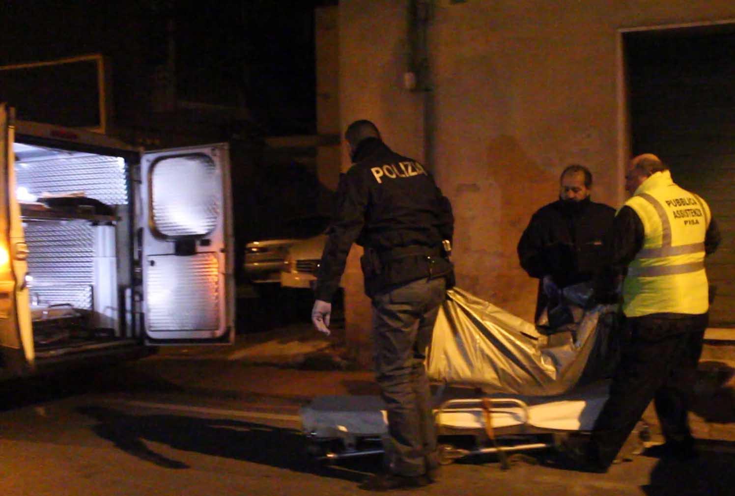 La rimozione di uno dei cadaveri