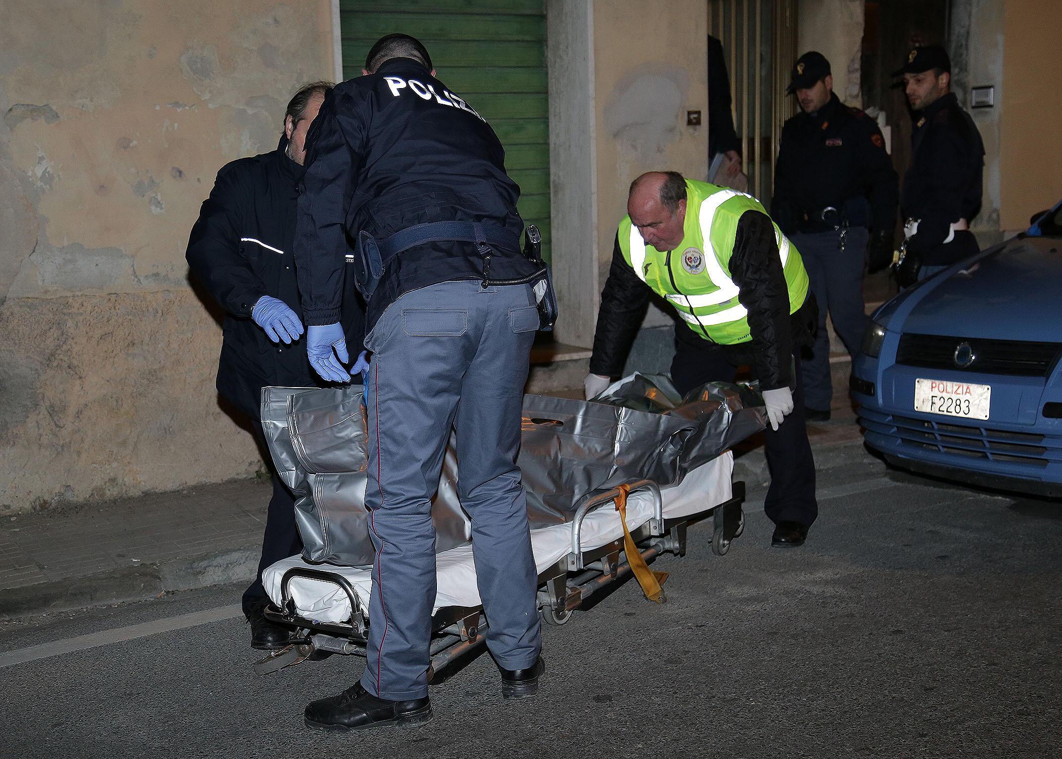 La rimozione dei cadaveri in via Fiorentina