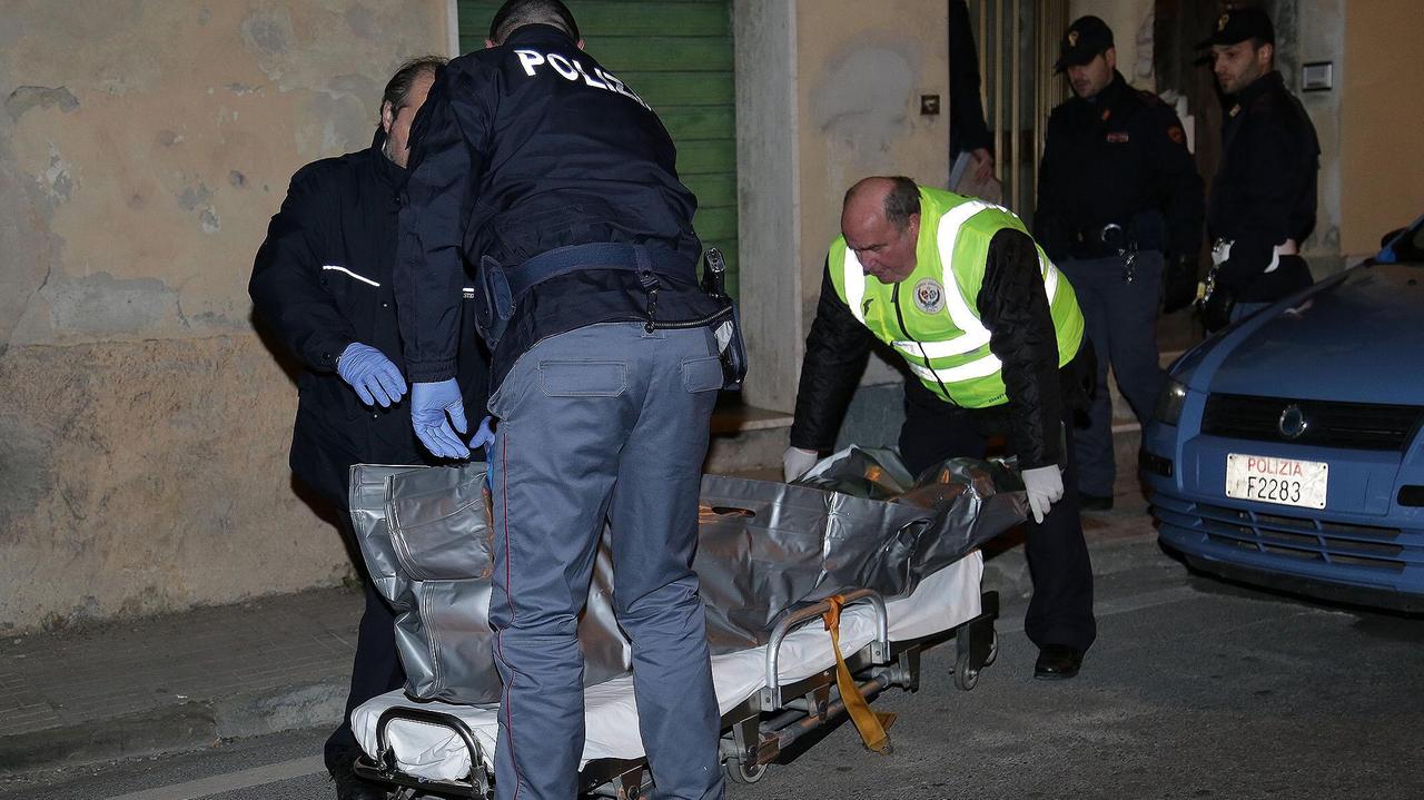 La rimozione dei cadaveri in via Fiorentina