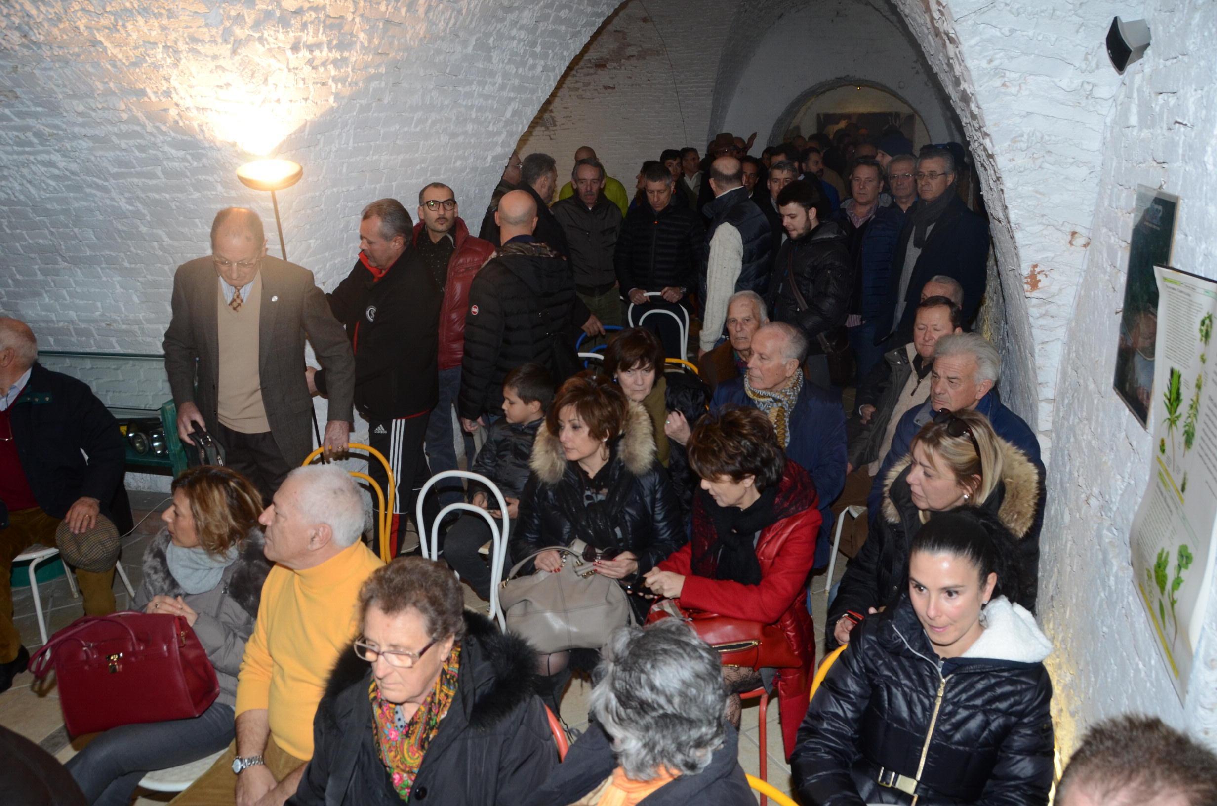 Il gruppo dei derubati che si è incontrato i mesi scorsi alla troniera del Bastione Garibaldi (foto agenzia Bf)