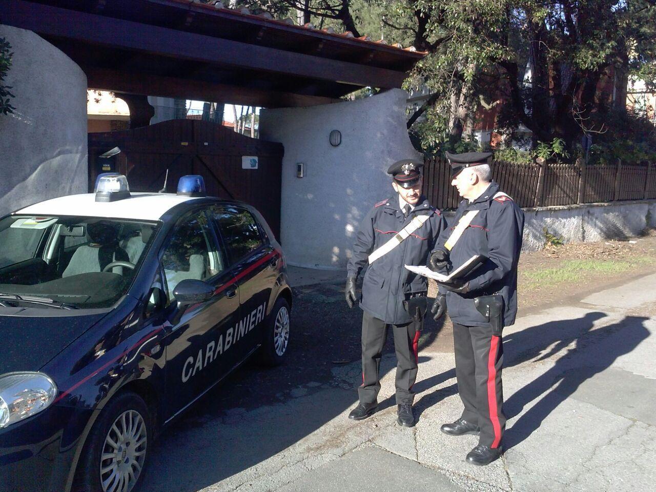 I carabinieri di fronte a una delle ville visitate dal ladro