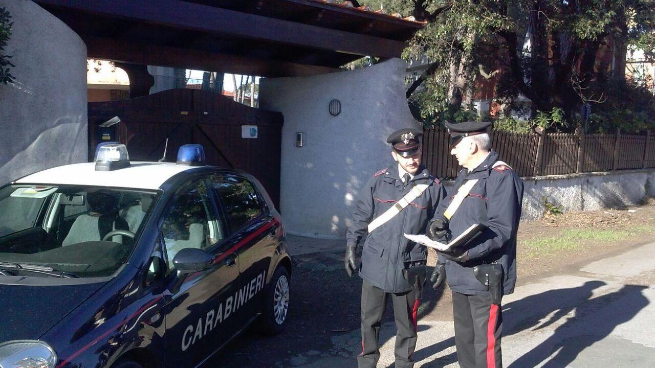 I carabinieri di fronte a una delle ville visitate dal ladro