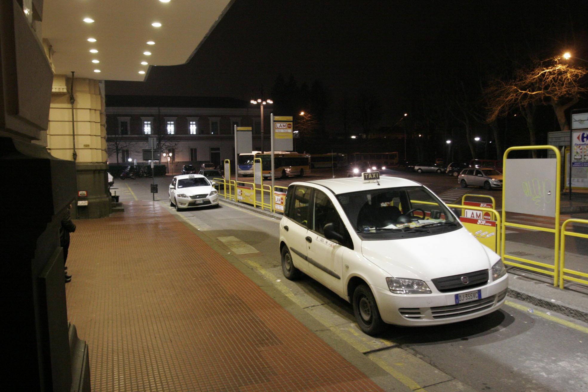 Taxi davanti alla stazione di Prato