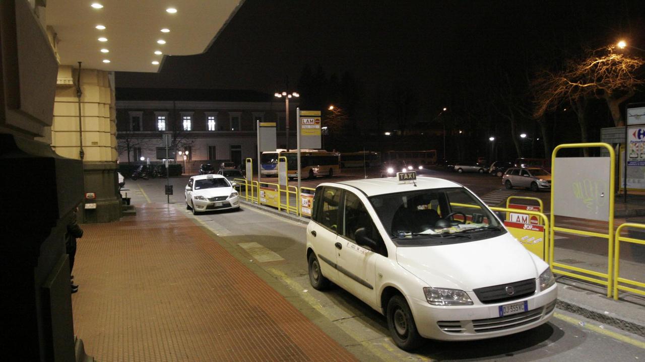 Taxi davanti alla stazione di Prato
