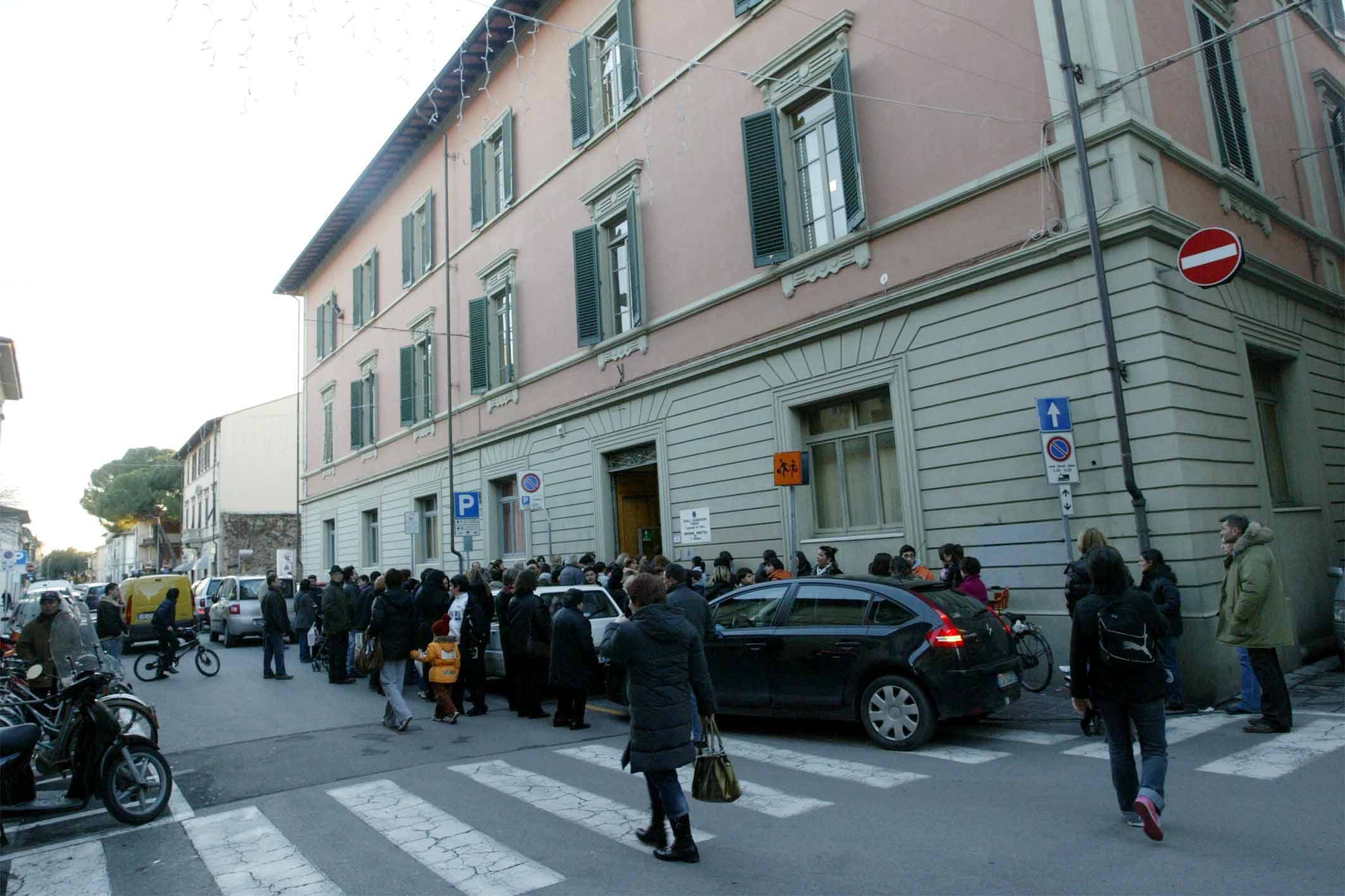 Caos davanti alla "Leonardo da Vinci" all'uscita degli studenti