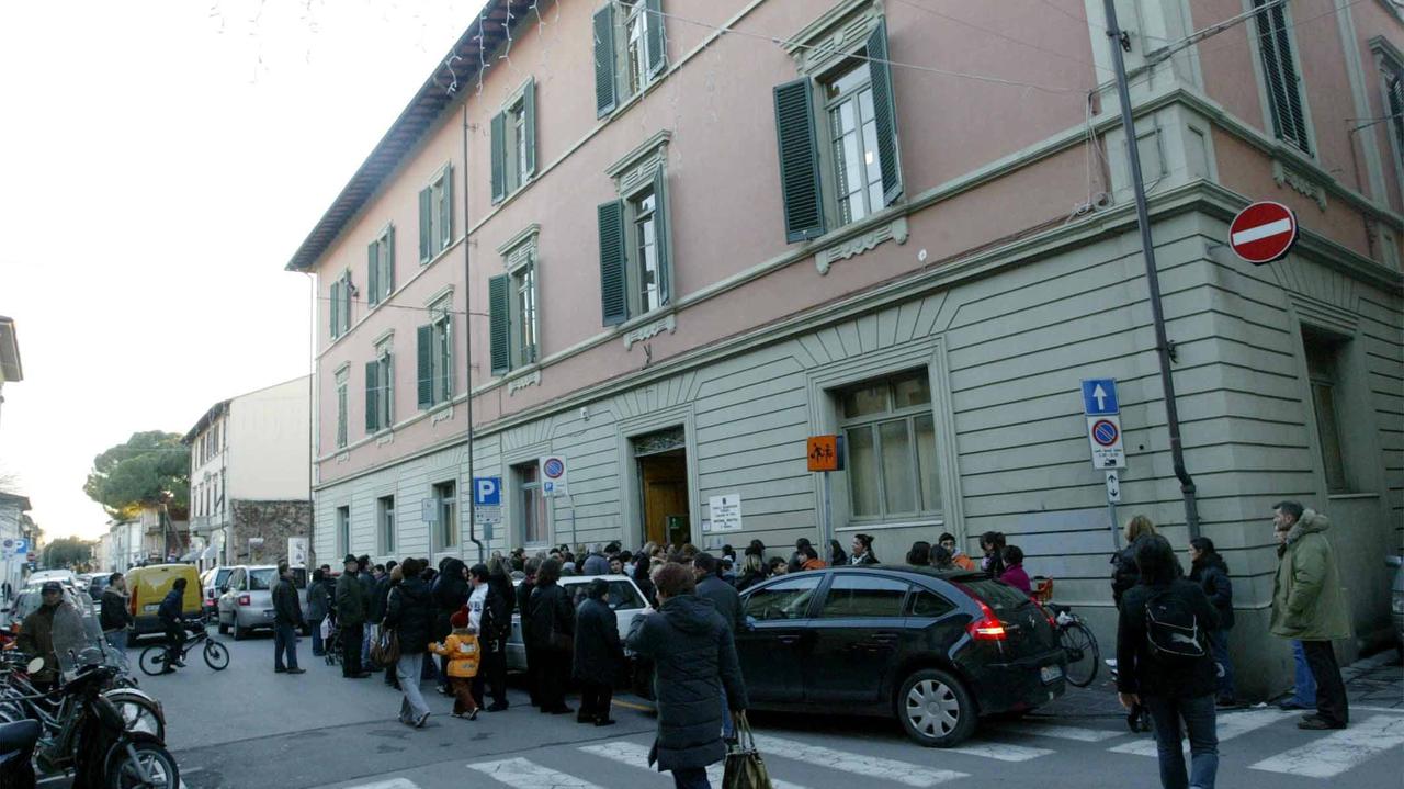 Caos davanti alla "Leonardo da Vinci" all'uscita degli studenti