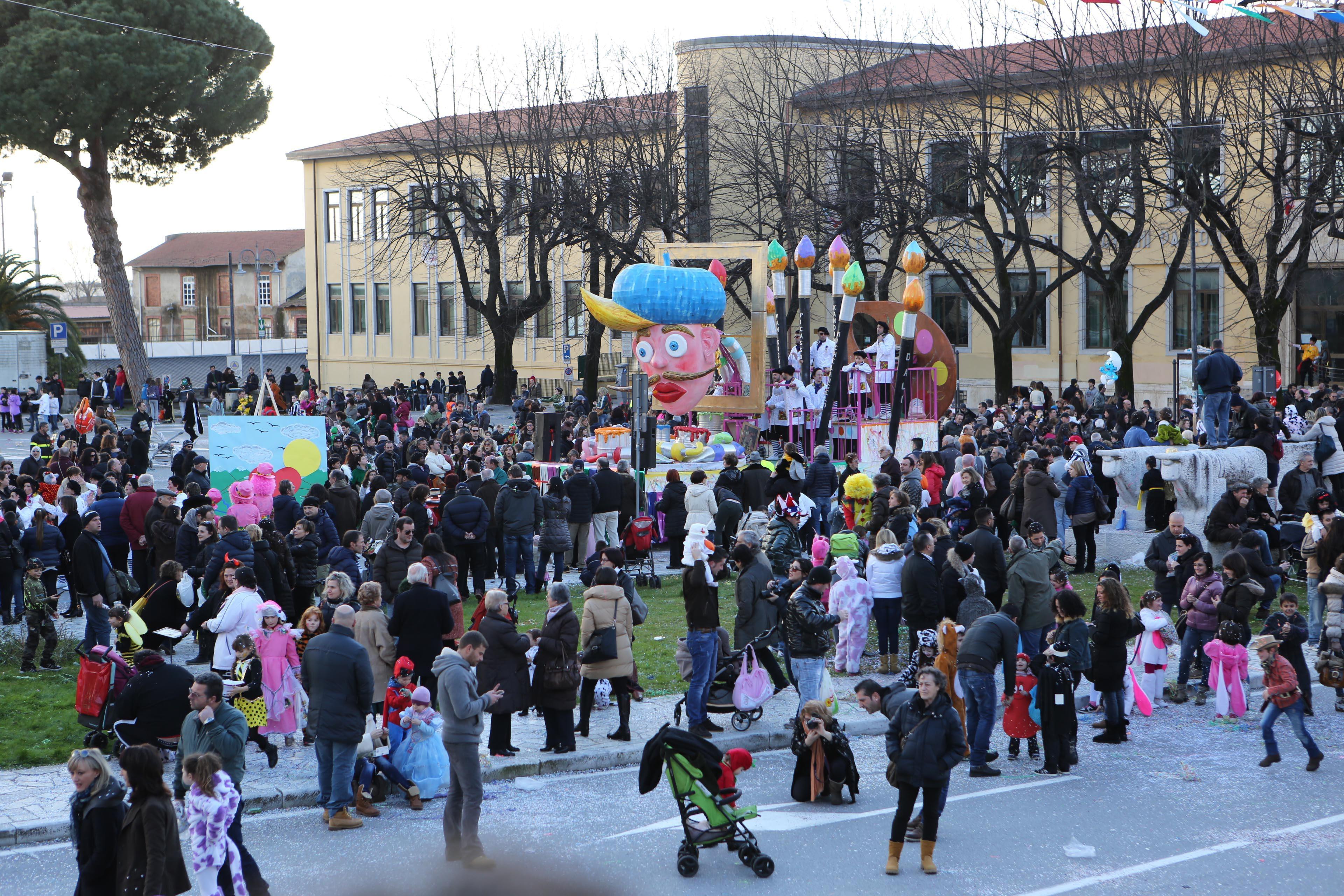 Il pubblico del Carnevale di Pietrasanta in piazza Matteotti lo scorso anno