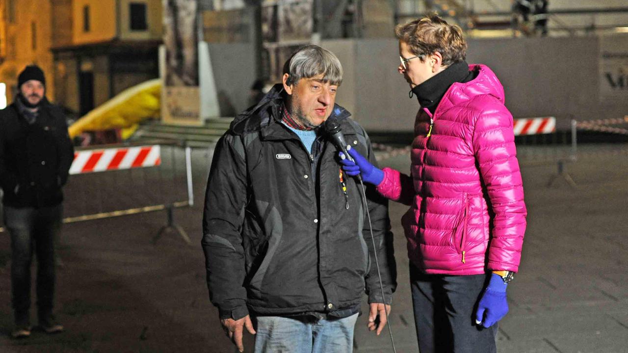 Stefano Barli intervistato dall'inviata di Chi l'ha visto? (foto Gori)