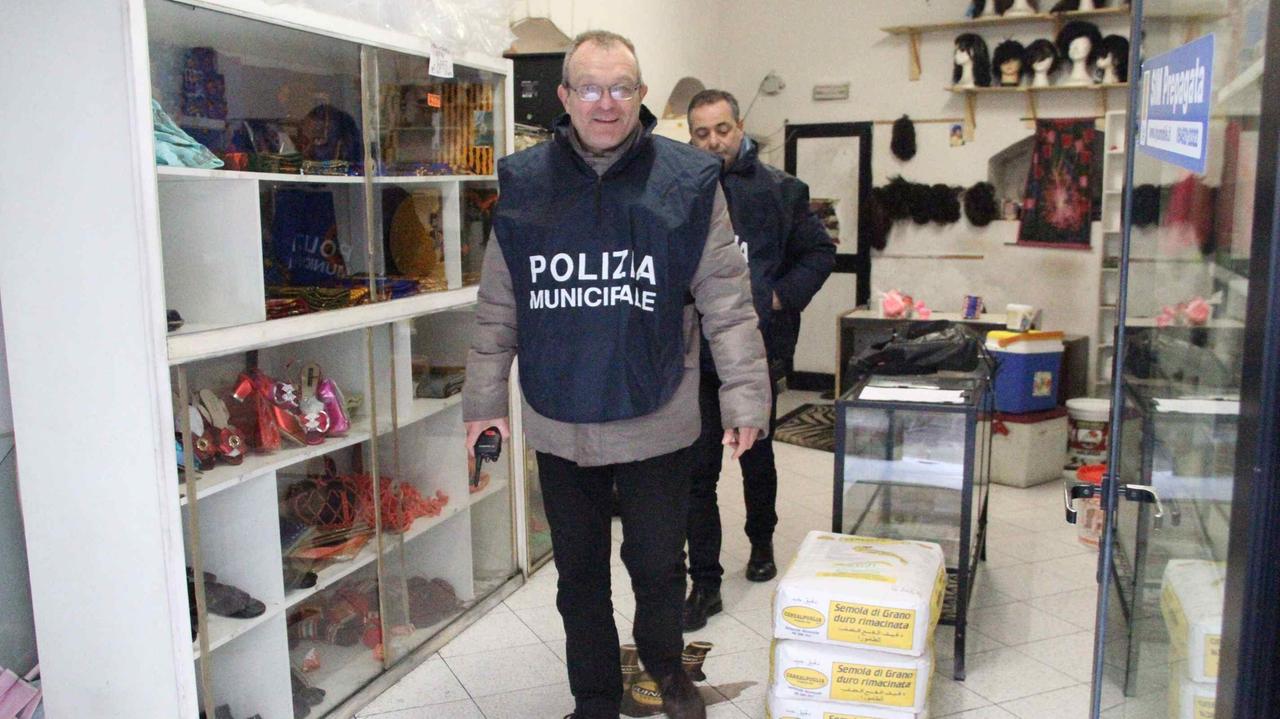 Controlli della Polizia municipale in un negozio