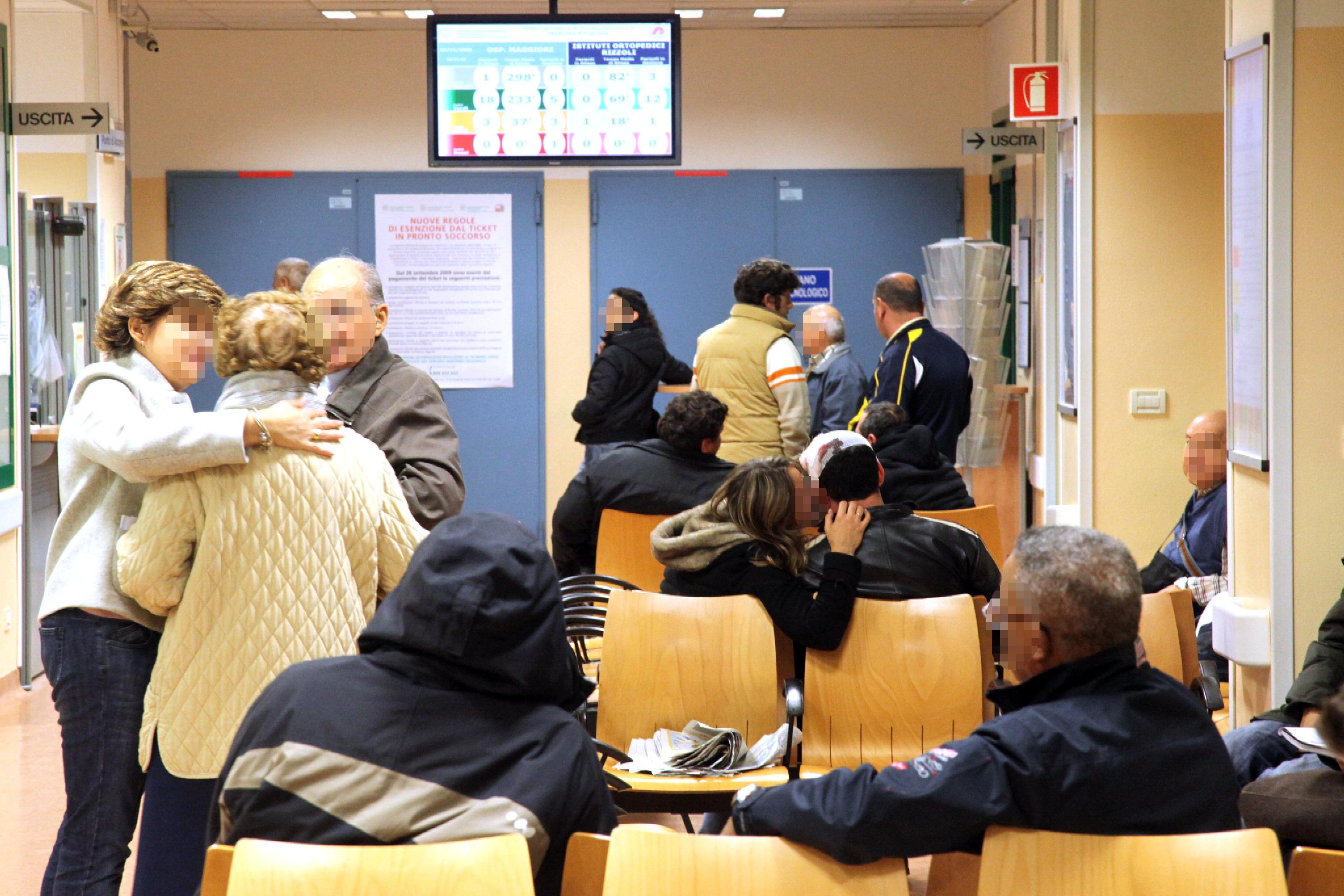 Persone in attesa al pronto soccorso di un ospedale (foto archivio Ansa)