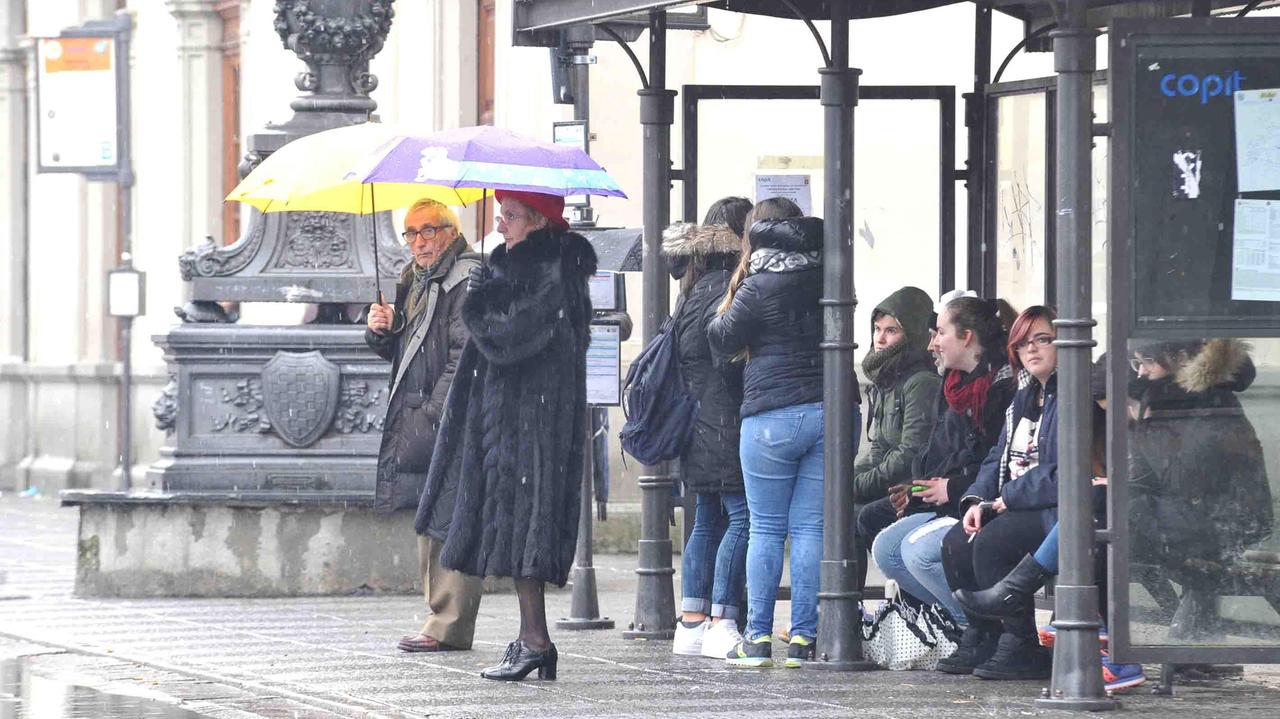 Fiocchi di neve anche in città, qui in zona Stazione (foto Gori)