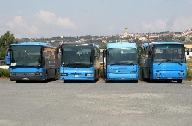 Alcuni bus utilizzati per il servizio extraurbano (foto d'archivio)