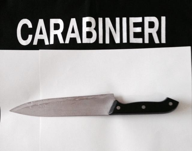 Il coltello sequestrato al giovane dai carabinieri 