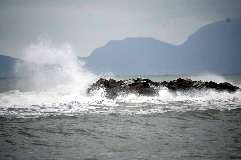 La mareggiata sulla costa massese