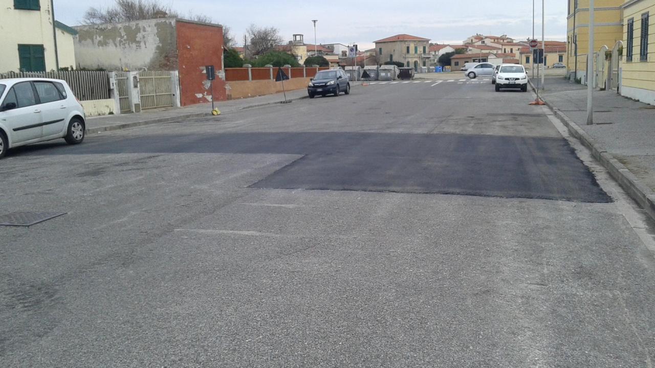 Marina di Pisa, cinquanta metri di nuova asfaltatura in via Curzolari