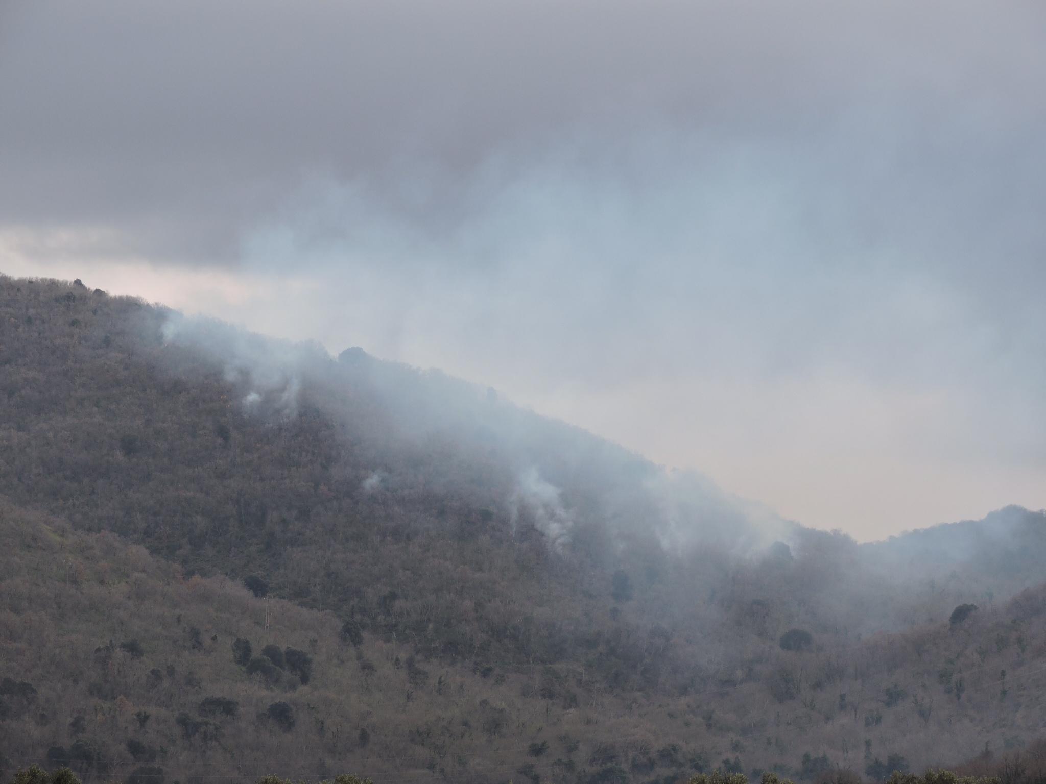 Incendio a Polverosa (foto Enzo Russo)