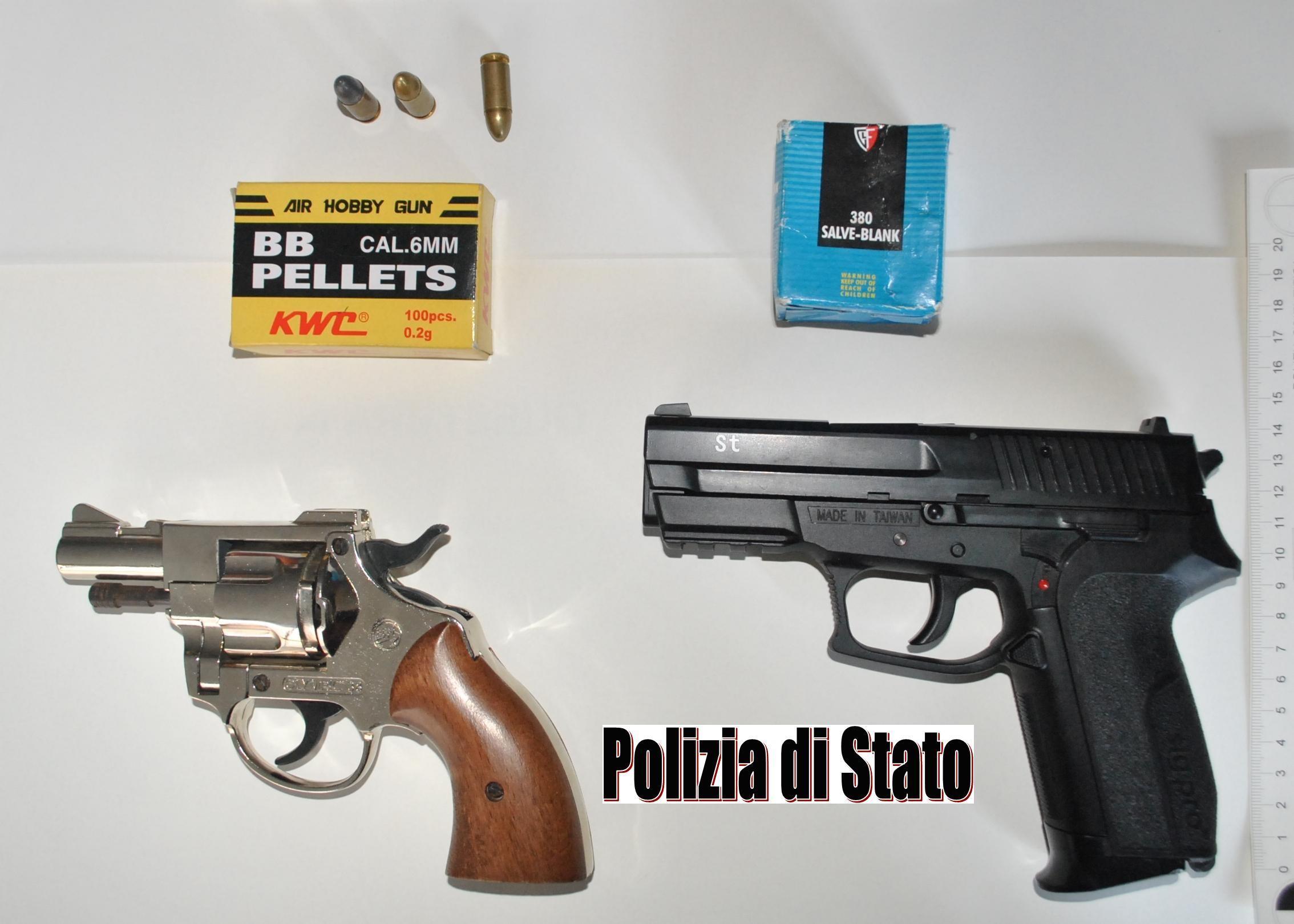 Le munizioni da guerra e le pistole sequestrate dalla polizia