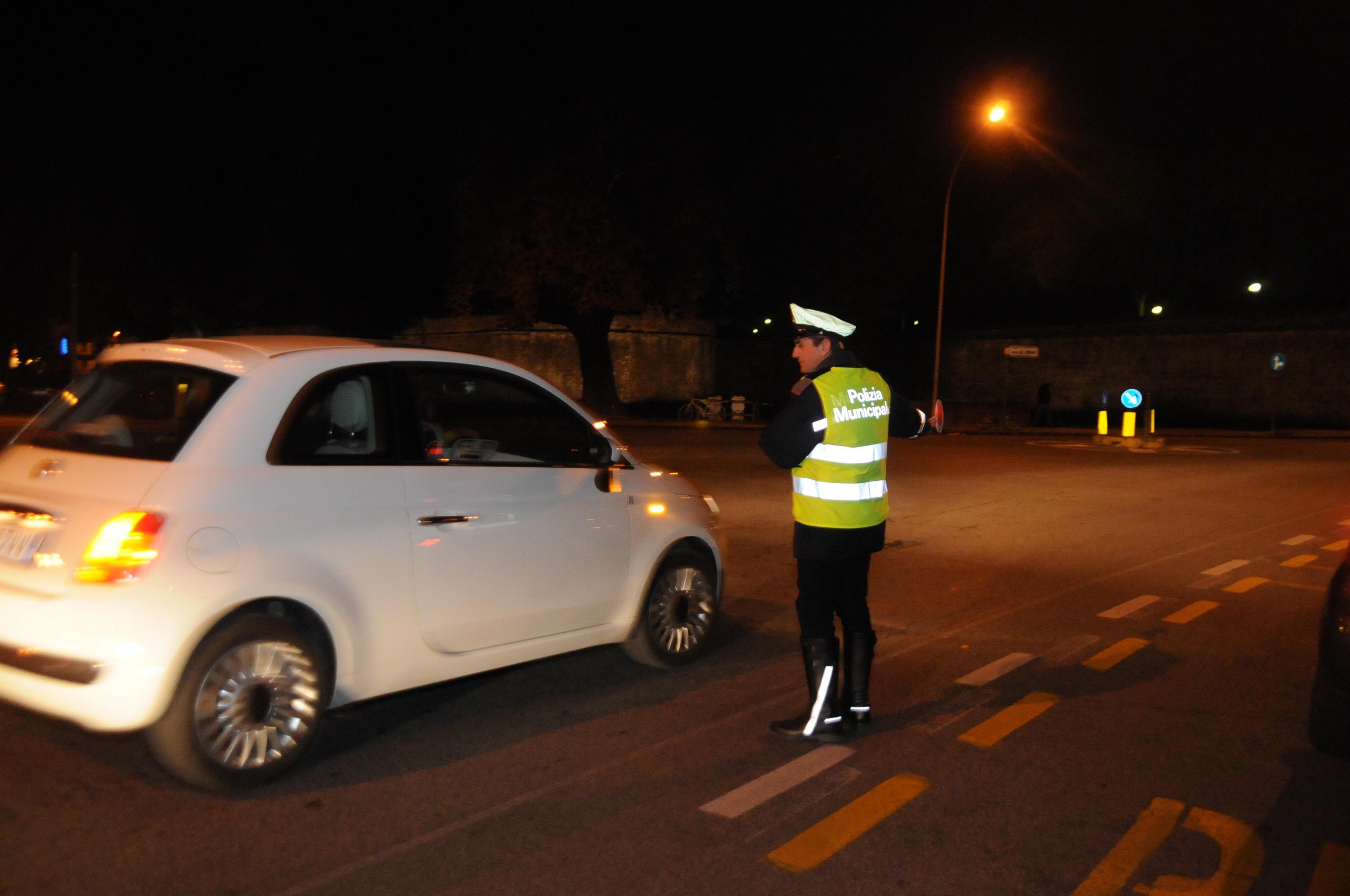 Targhe alterne, un controllo della polizia municipale a Lucca