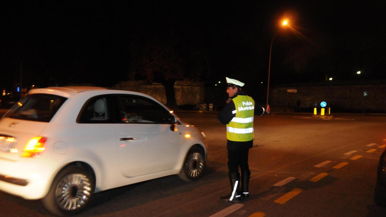 Targhe alterne, un controllo della polizia municipale a Lucca
