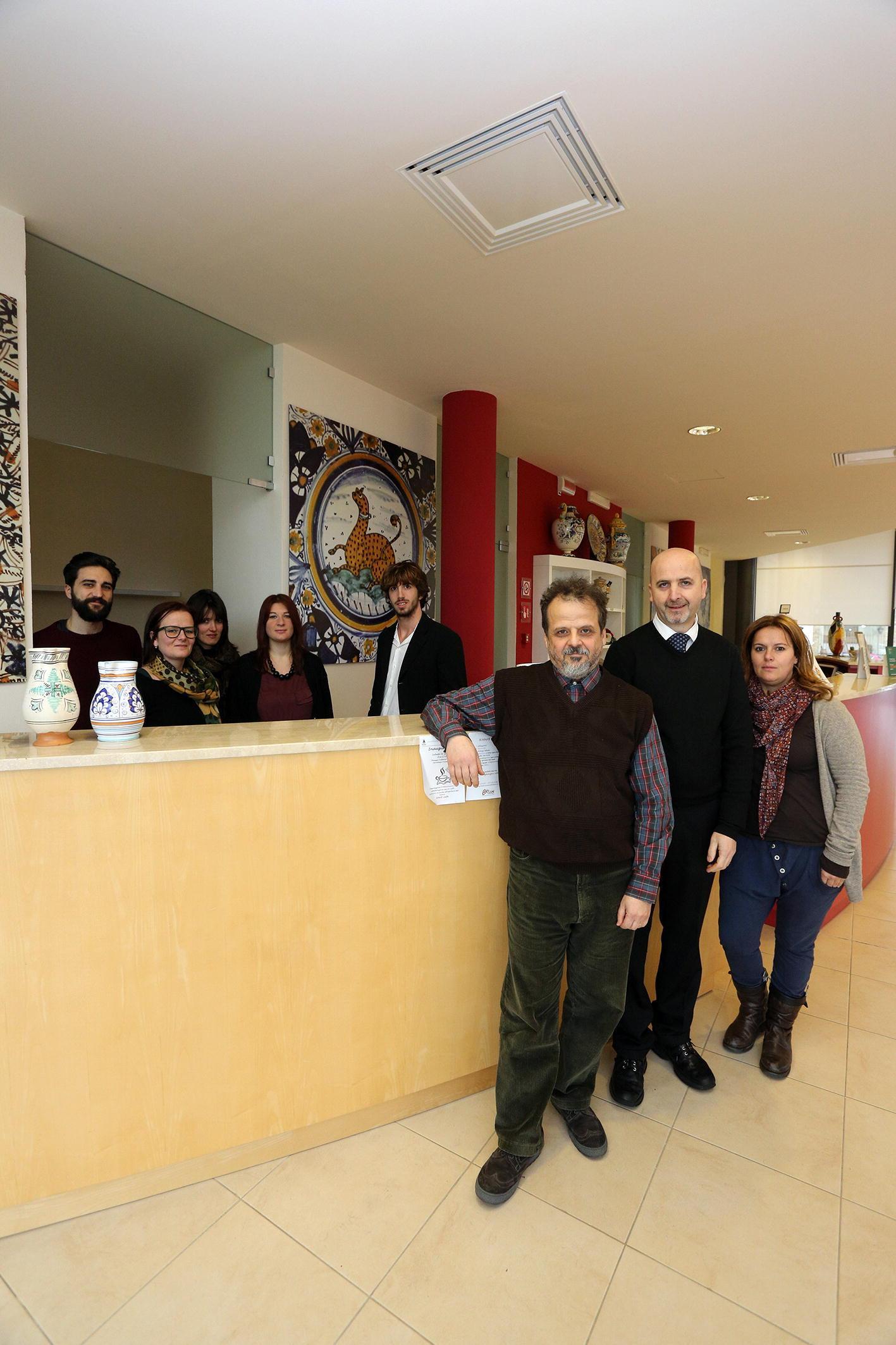 I gestori della caffetteria insieme ai promotori dell’iniziativa (Foto Agenzia Carlo Sestini)