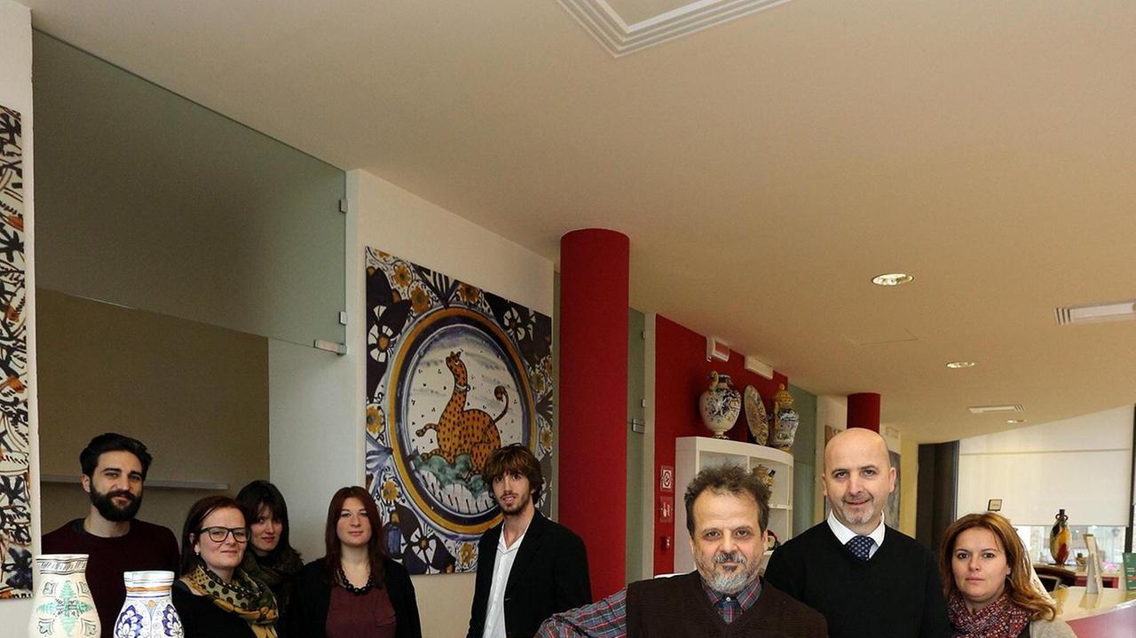 I gestori della caffetteria insieme ai promotori dell’iniziativa (Foto Agenzia Carlo Sestini)