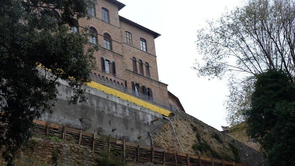 Un faro illuminerà le mura crollate un anno fa