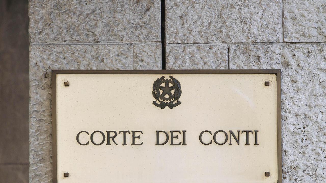 La targa all'ingresso della Corte dei Conti di Firenze