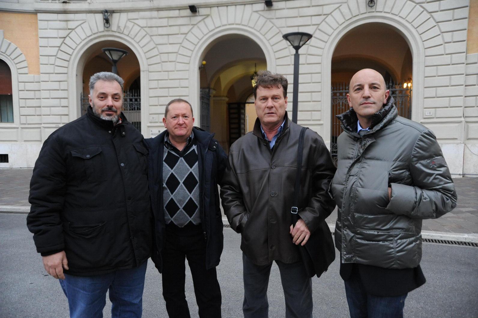 Alcuni rappresentanti del Comitato di derubati davanti alla Prefettura (foto agenzia Bf)