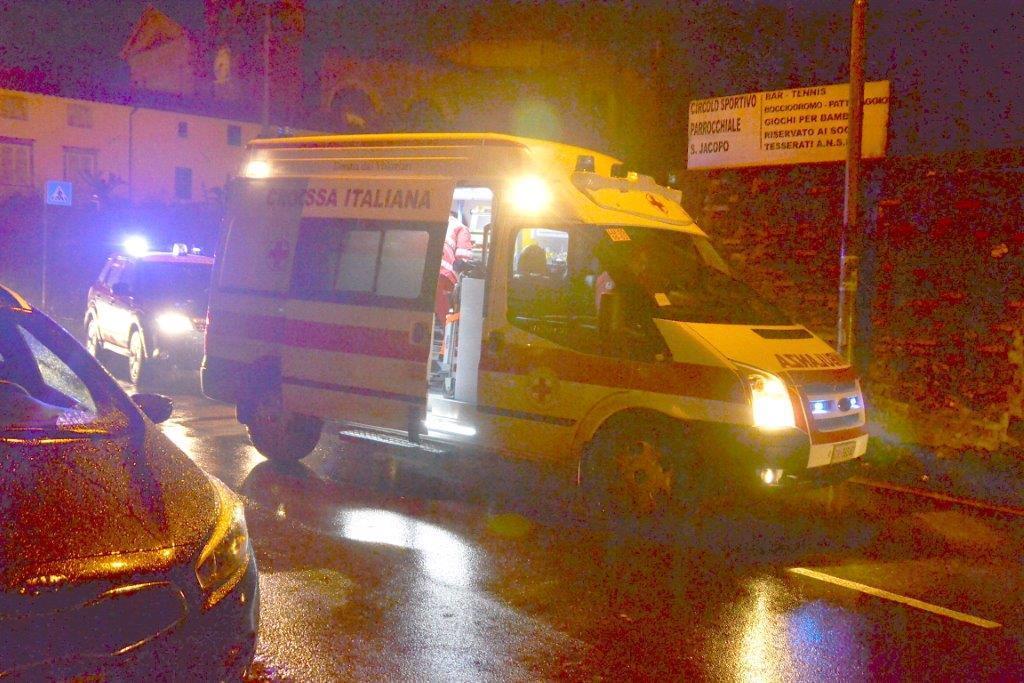 L'ambulanza e l'auto dei carabinieri sul luogo dell'aggressione