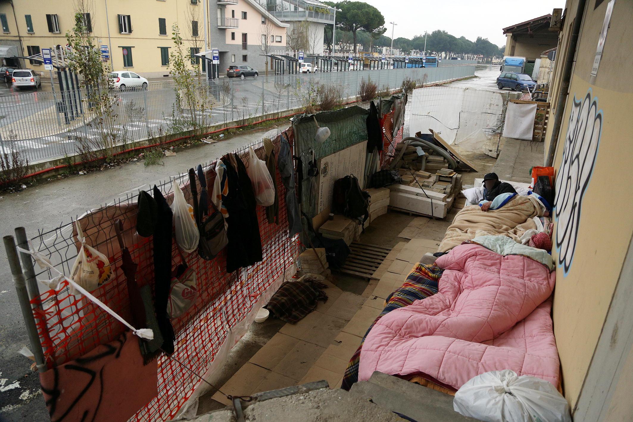 Il rifugio di due clochard alla stazione di Empoli (Foto Agenzia Carlo Sestini)