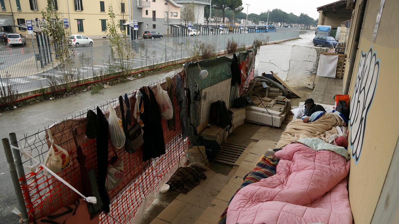 Il rifugio di due clochard alla stazione di Empoli (Foto Agenzia Carlo Sestini)