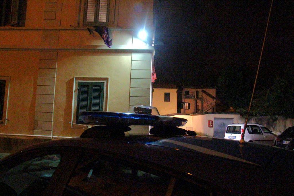 La polizia in va Cesare Battisti (Marzi/Pentafoto)