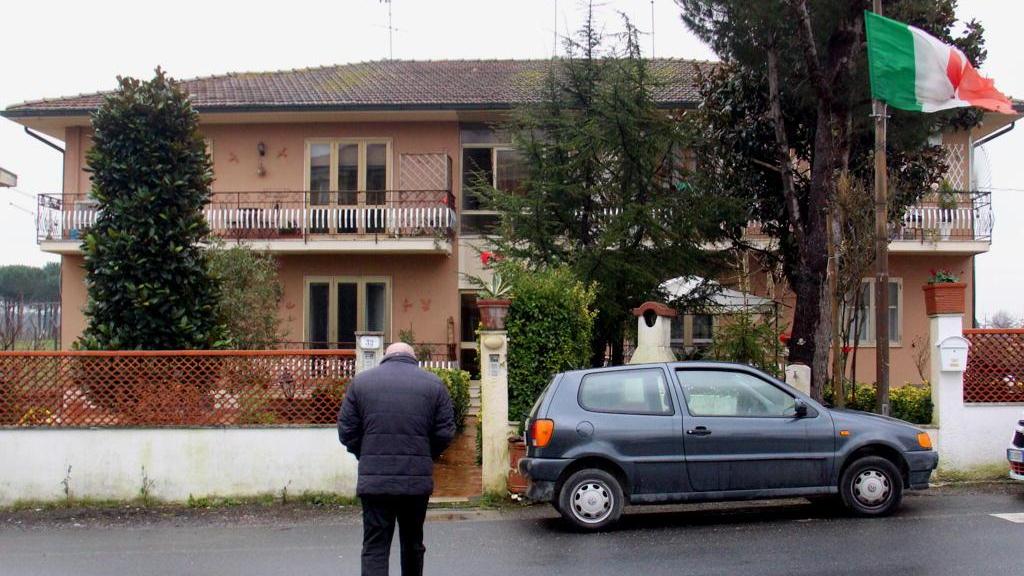 Davanti all'abitazione di Vicarello (Marzi Pentafoto)