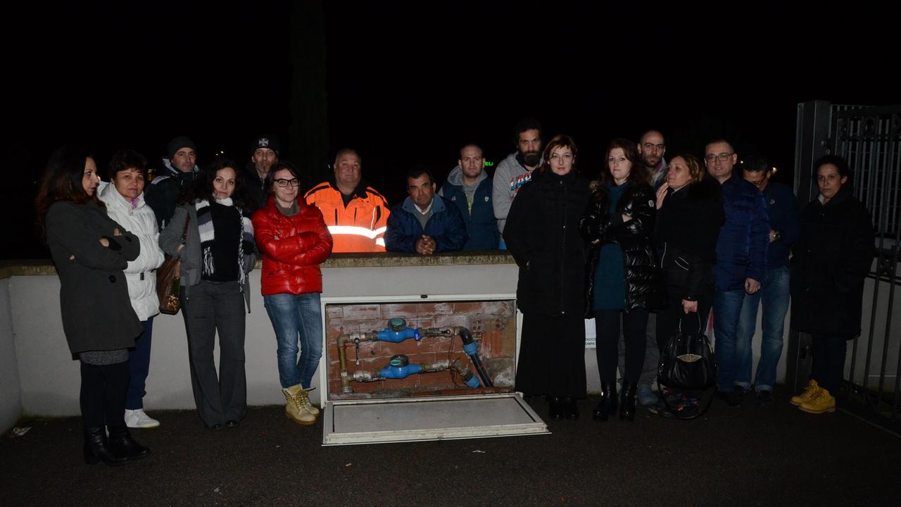 Alcuni dei condomini nella notte davanti al contatore (foto Bf)