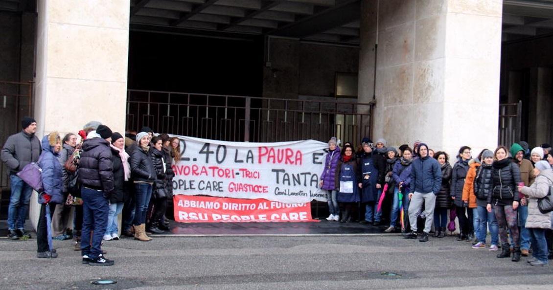 Davanti alla prefettura il presidio degli addetti del call center (Marzi Pentafoto)