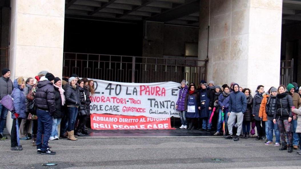 Davanti alla prefettura il presidio degli addetti del call center (Marzi Pentafoto)