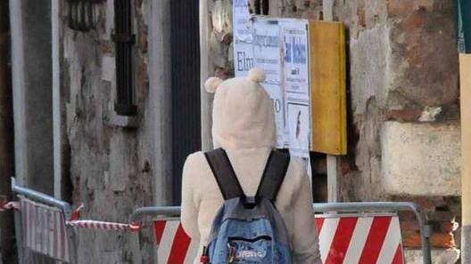 Pericolo crolli, transenne in via Menconi