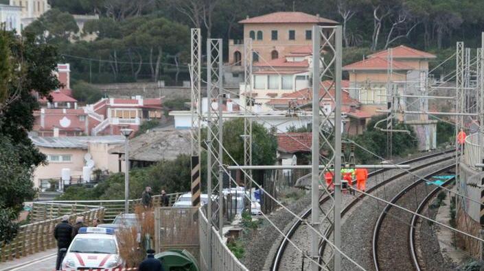 Ventinovenne si getta sotto il treno