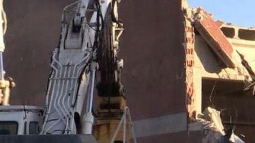 Ha preso il via la demolizione del fabbricato di Esselunga