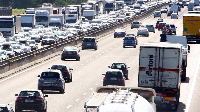 A1, tamponamento tra furgoni e incendio Autista resta intossicato: è ricoverato
