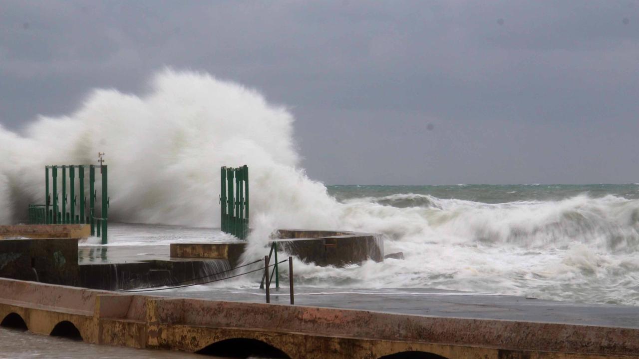 Il libeccio tocca i 108 km orari, crolla un pezzo di cornicione ai Salesiani