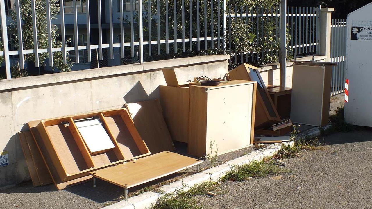 Rifiuti abbandonati fuori dai cassonetti (foto PaBar)