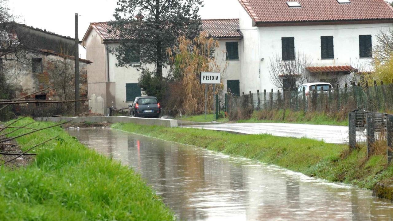 Il fosso Ombroncello all'altezza di via del Leone, a Bottegone (foto d'archivio)