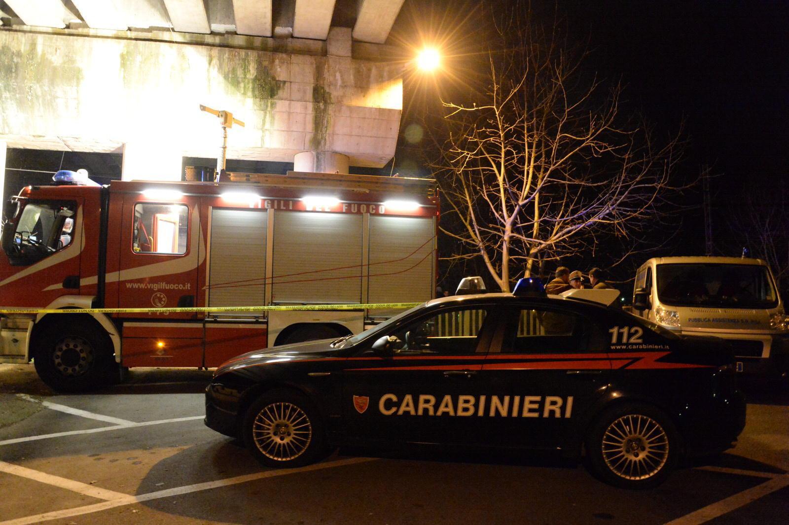 Un mezzo dei vigili del fuoco intervenuti insieme ai carabinieri (foto d'archivio)