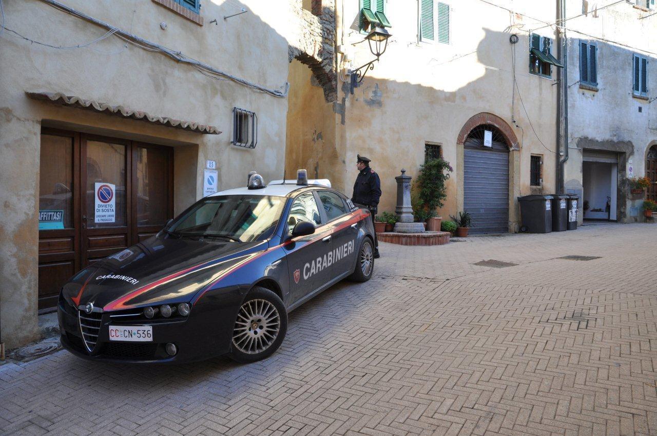 In una foto d'archivio i carabinieri nel centro di Montescudaio