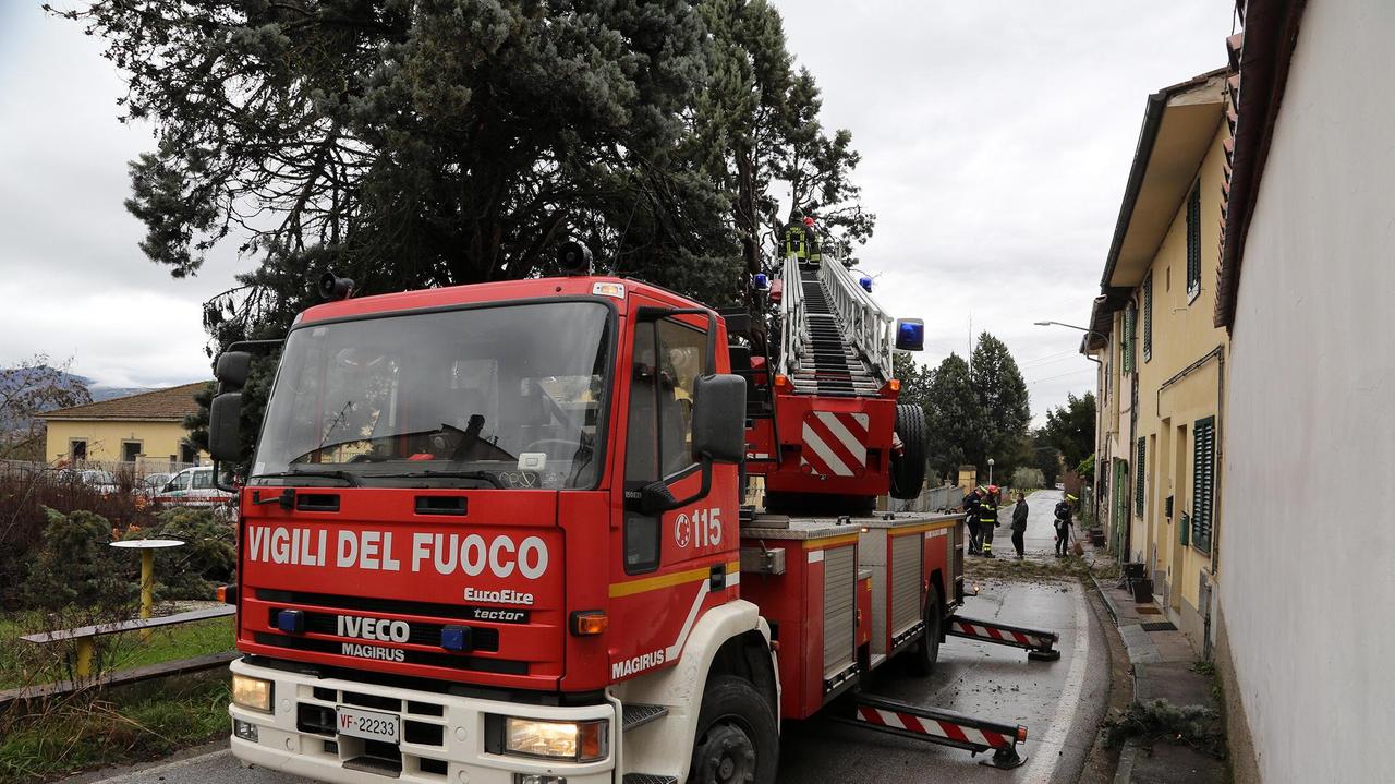 I vigili del fuoco al lavoro a San Donato (foto agenzia Sestini)