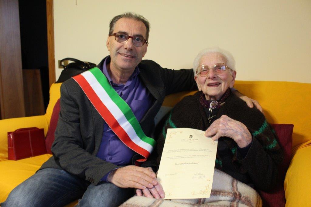 La centenaria Bruna Mazzinghi col sindaco di Quarrata, Mazzanti