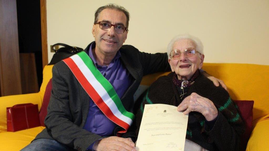 La centenaria Bruna Mazzinghi col sindaco di Quarrata, Mazzanti