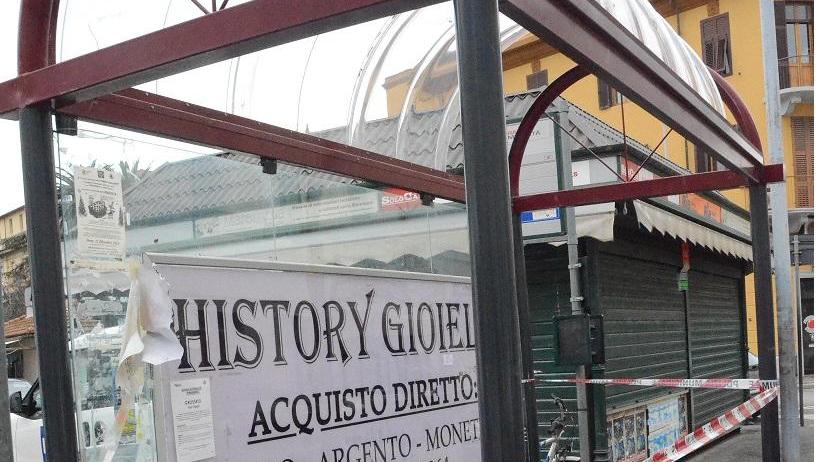 La fermata dell'autobus di piazza Tripoli semidistrutta dal vento (foto Agenzia Bf)