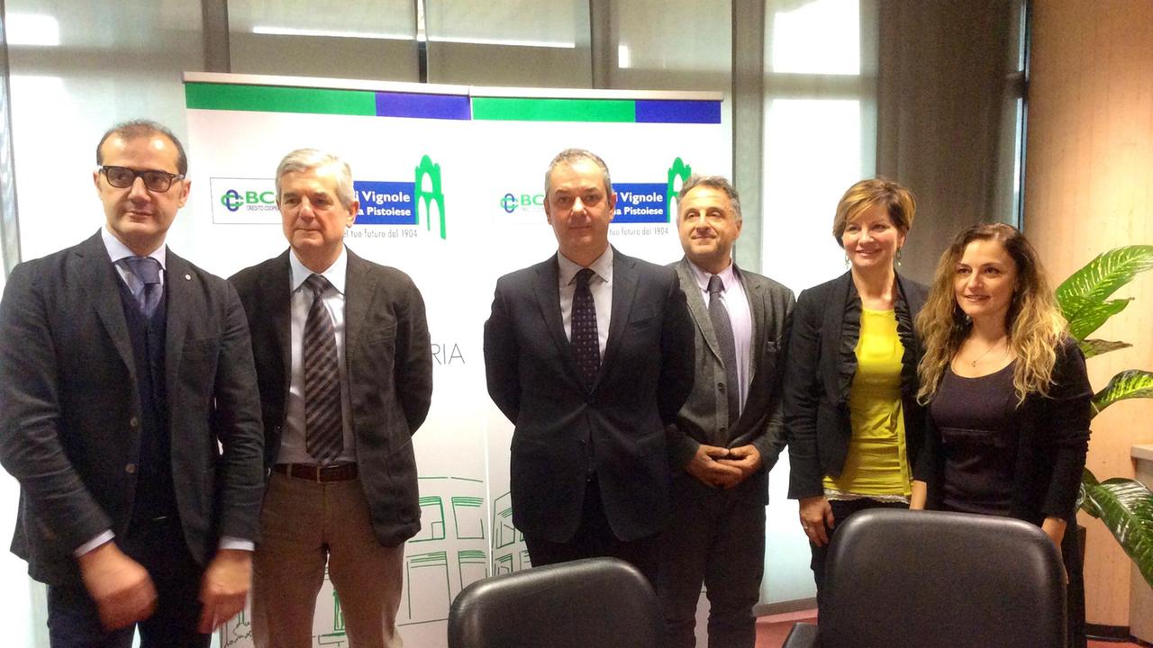 Da sinistra: Tiziano Tempestini, direttore Confcommercio Pistoia e Firenze; Elio Squillantini, direttore generale Bcc Vignole e Montagna Pistoiese; Francesco Pela, direttore Centro Fidi Terziario; Claudio Gori, responsabile credito Centro Fidi Pistoia; Emanuela Ferri, responsabile Ufficio soci Bcc Vignole; Alessia Tondini, Centro Fidi Pistoia.